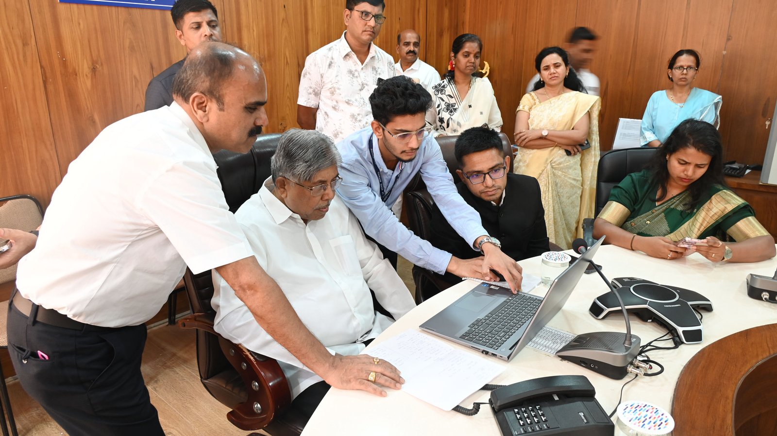 जनगणना २०२७ प्रक्रियेला आजपासून प्रारंभ  पालकमंत्री चंद्रकांत पाटील यांनी केली स्वगणना  नागरिकांनी १५ मेअखेर स्वगणना करण्याचे आवाहन